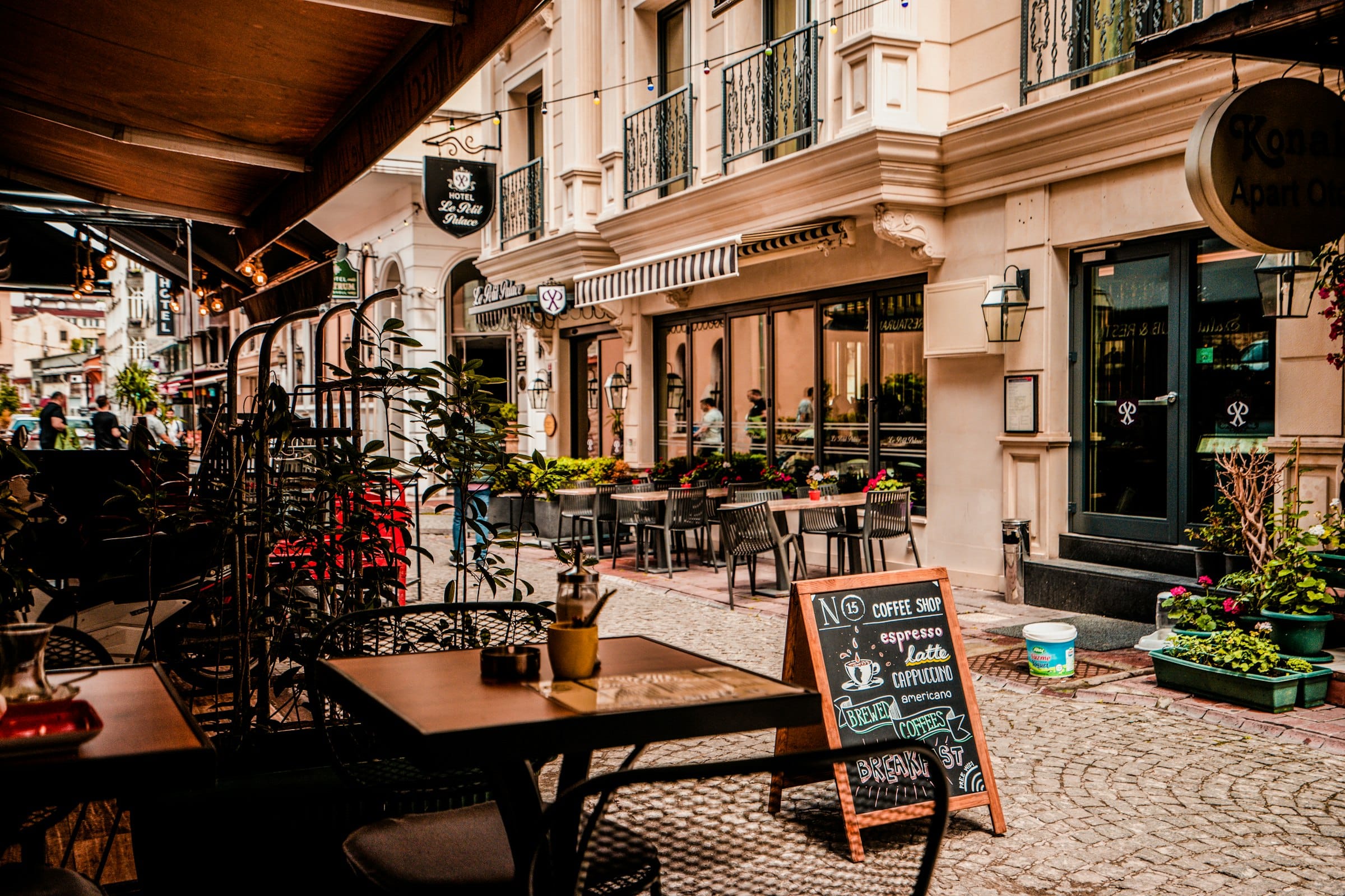 Barista préparant un café dans un comptoir chaleureux